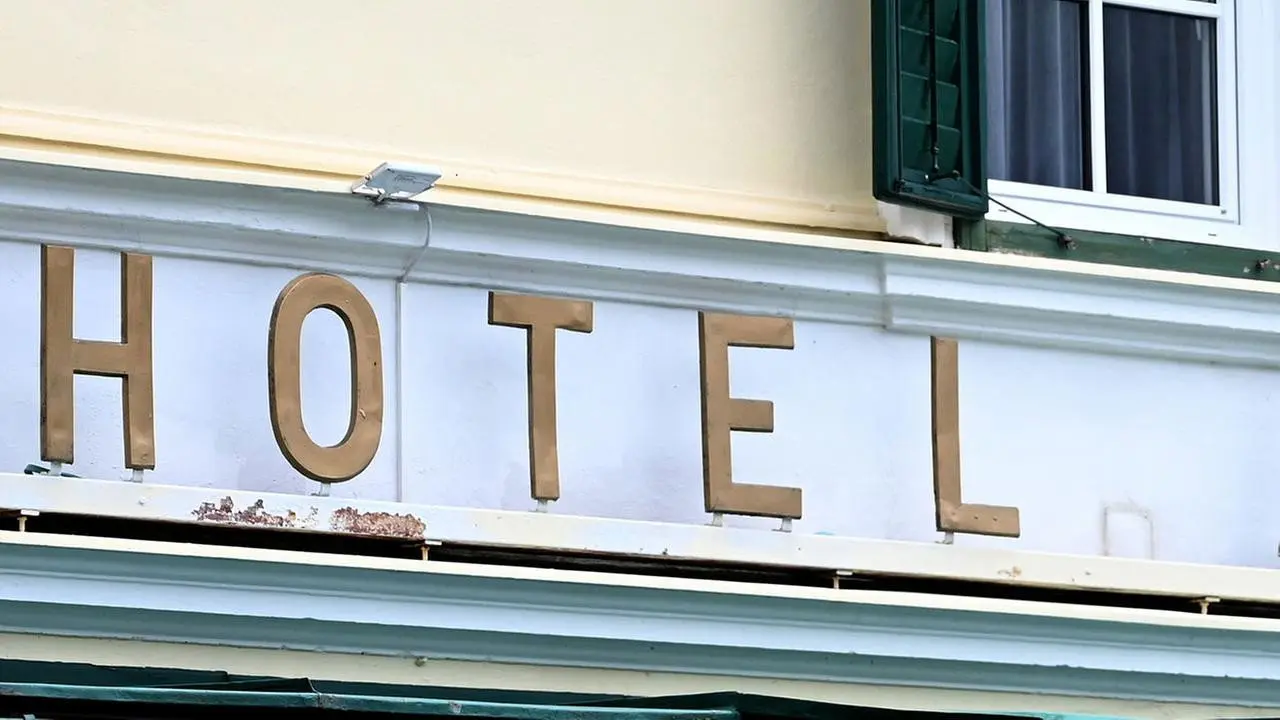 Alltagsgeschichte – Menschen im Hotel backdrop