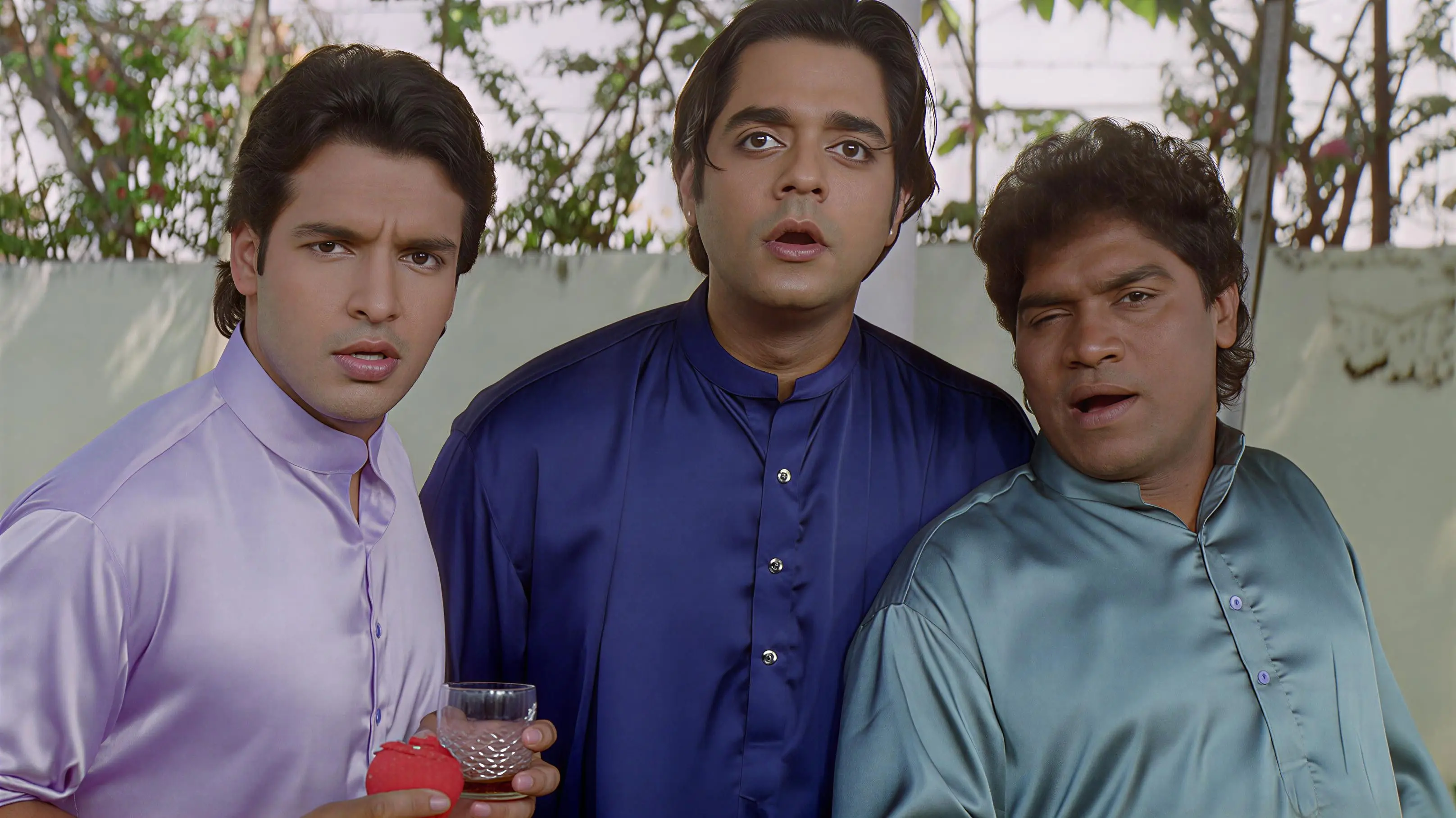 Aamdani Atthanni Kharcha Rupaiya backdrop