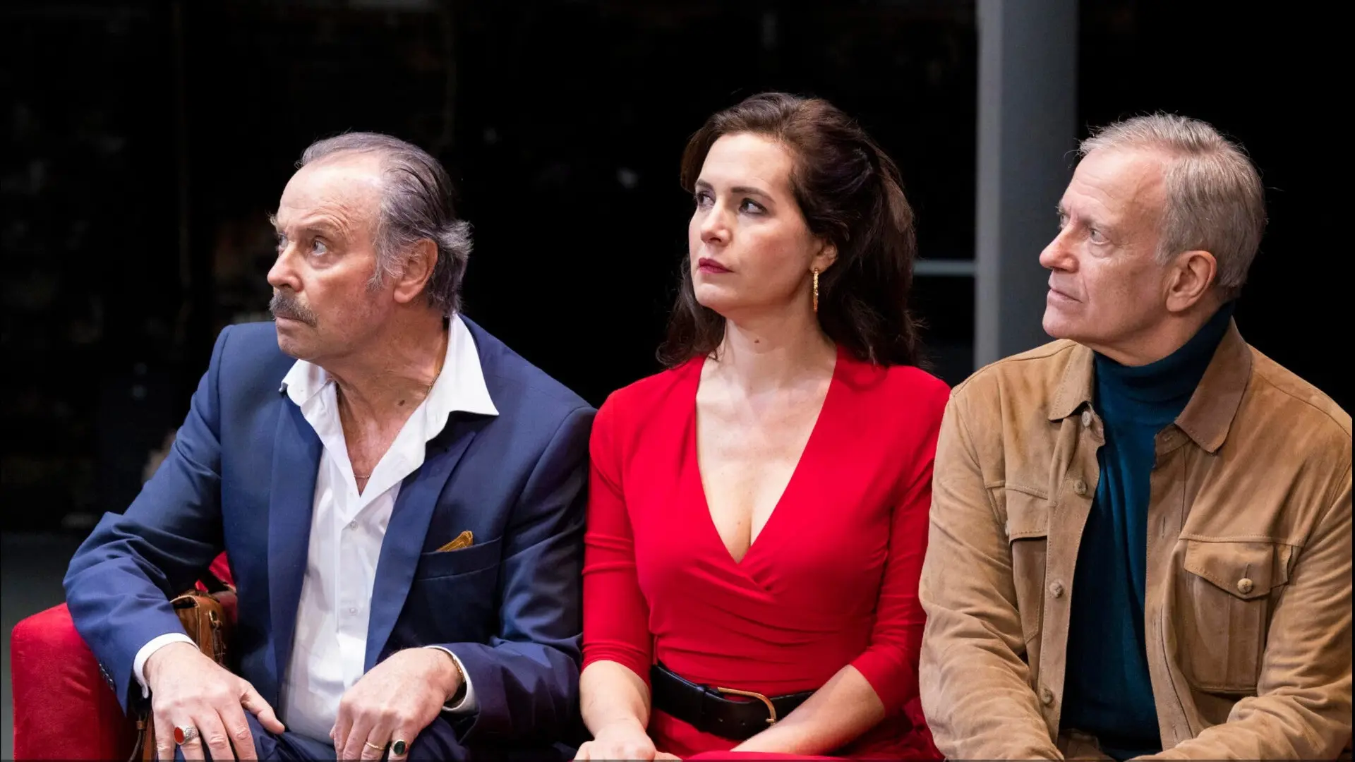 Les Pigeons backdrop