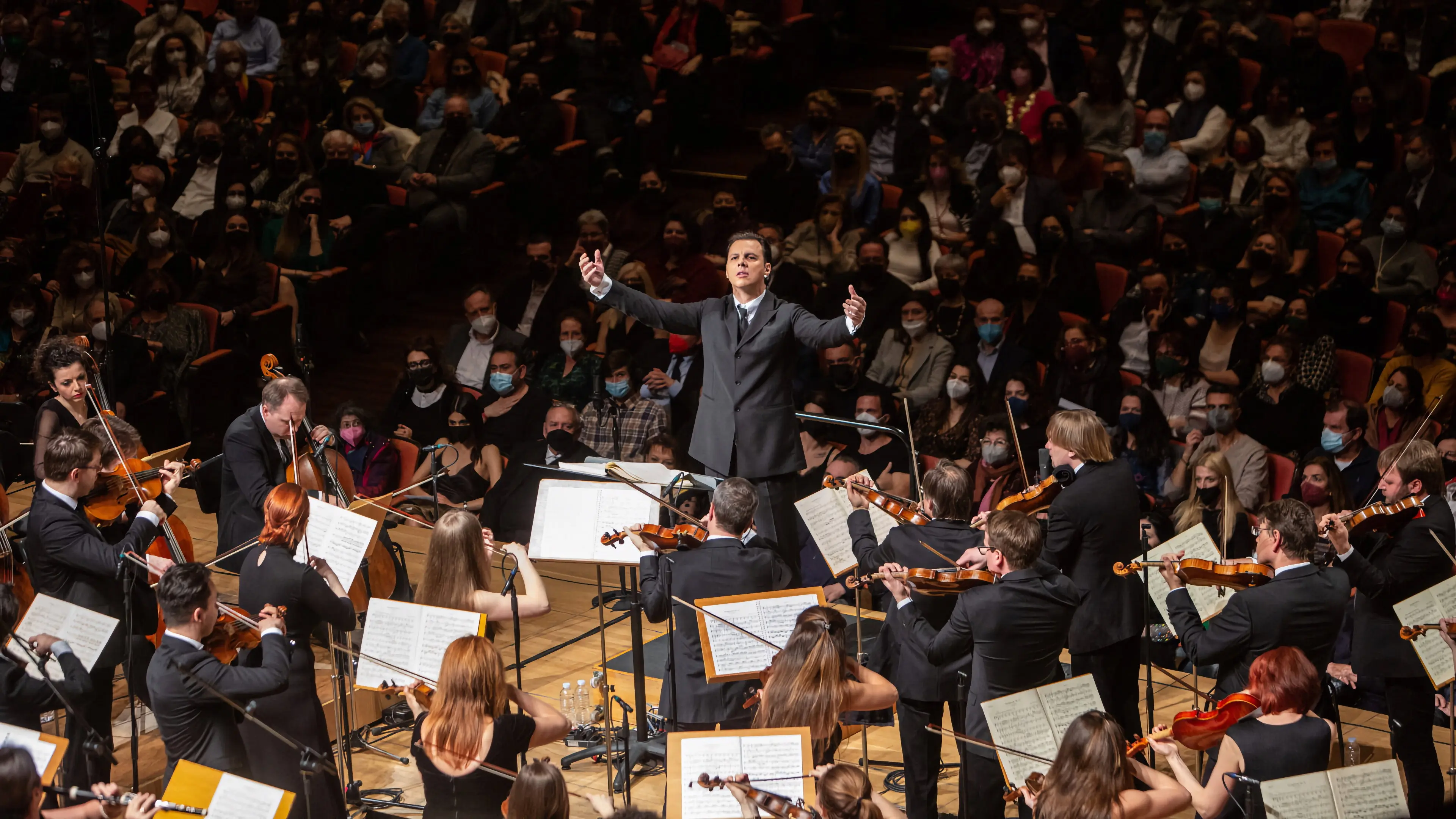 Currentzis conducts Beethoven Symphony No. 9 backdrop
