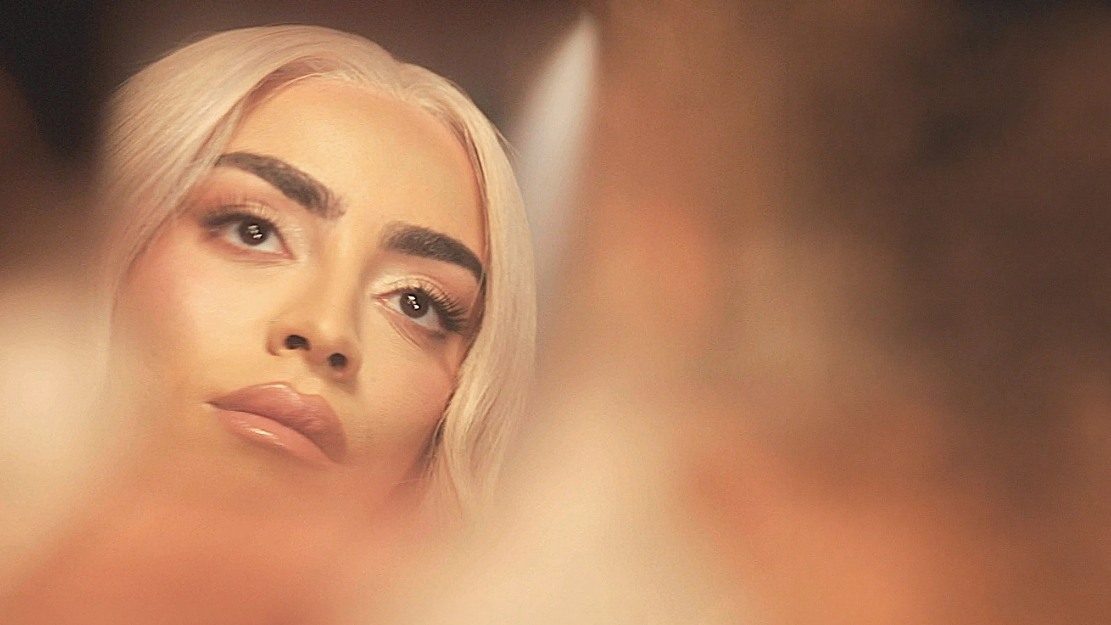 Bilal Hassani, bats-toi comme une fille mon fils backdrop