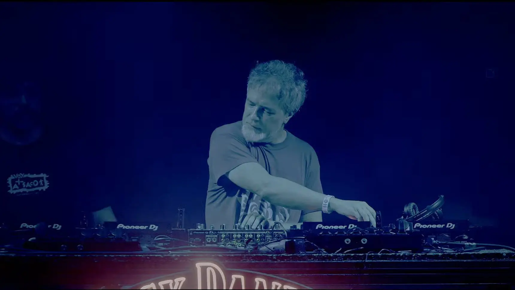Voy a saco, Guitarras y Clubs backdrop