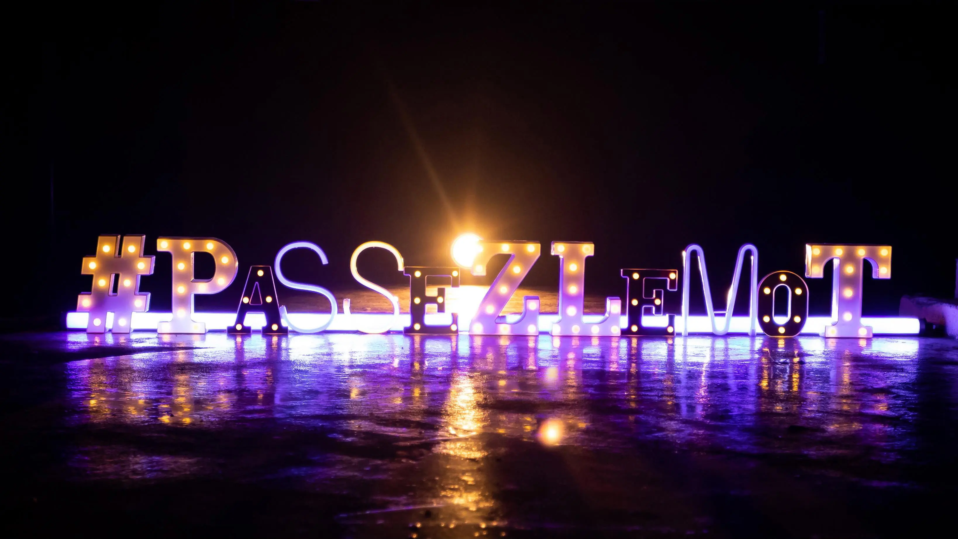 Passez le mot backdrop