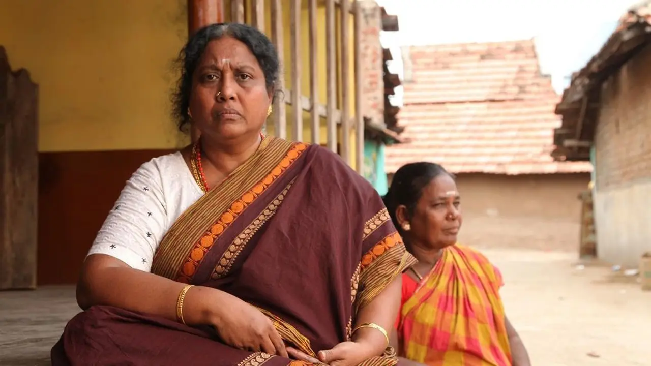 Sethum Aayiram Pon backdrop