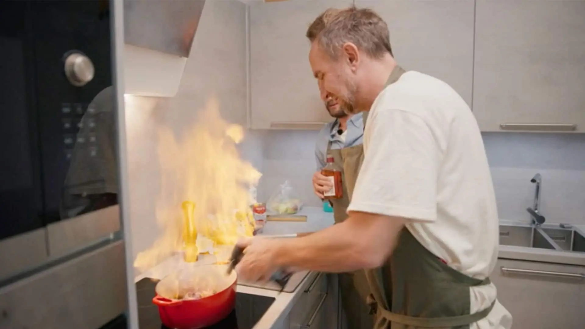 Kjartan rydder opp - hjemme backdrop