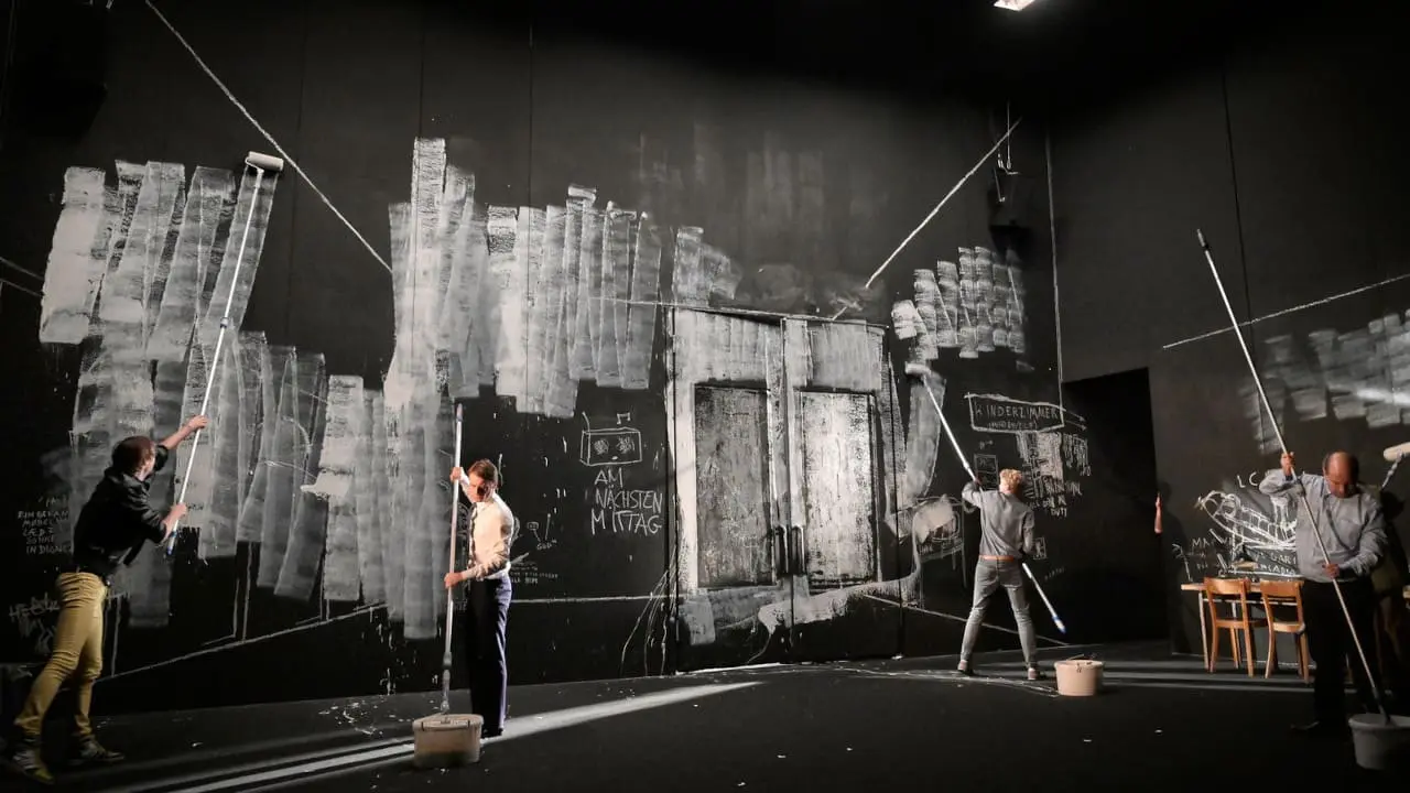Ein Volksfeind backdrop