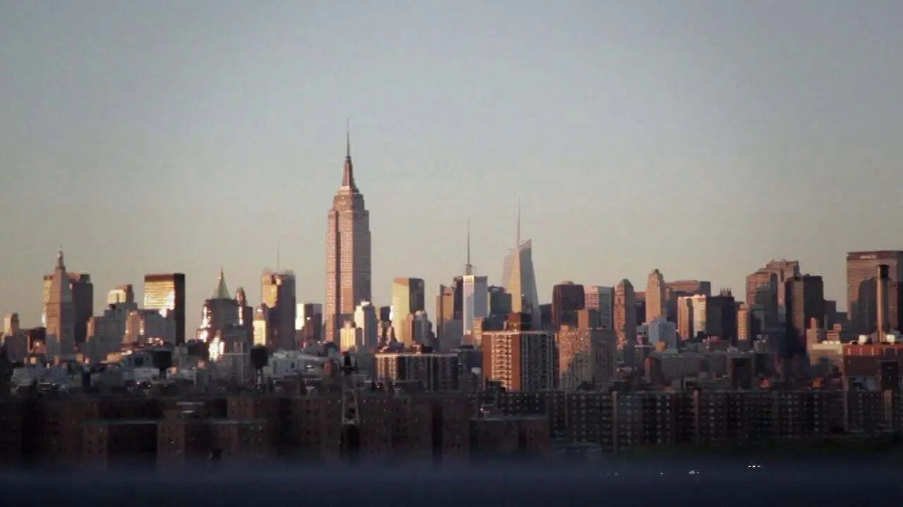 No Spare in New-York backdrop