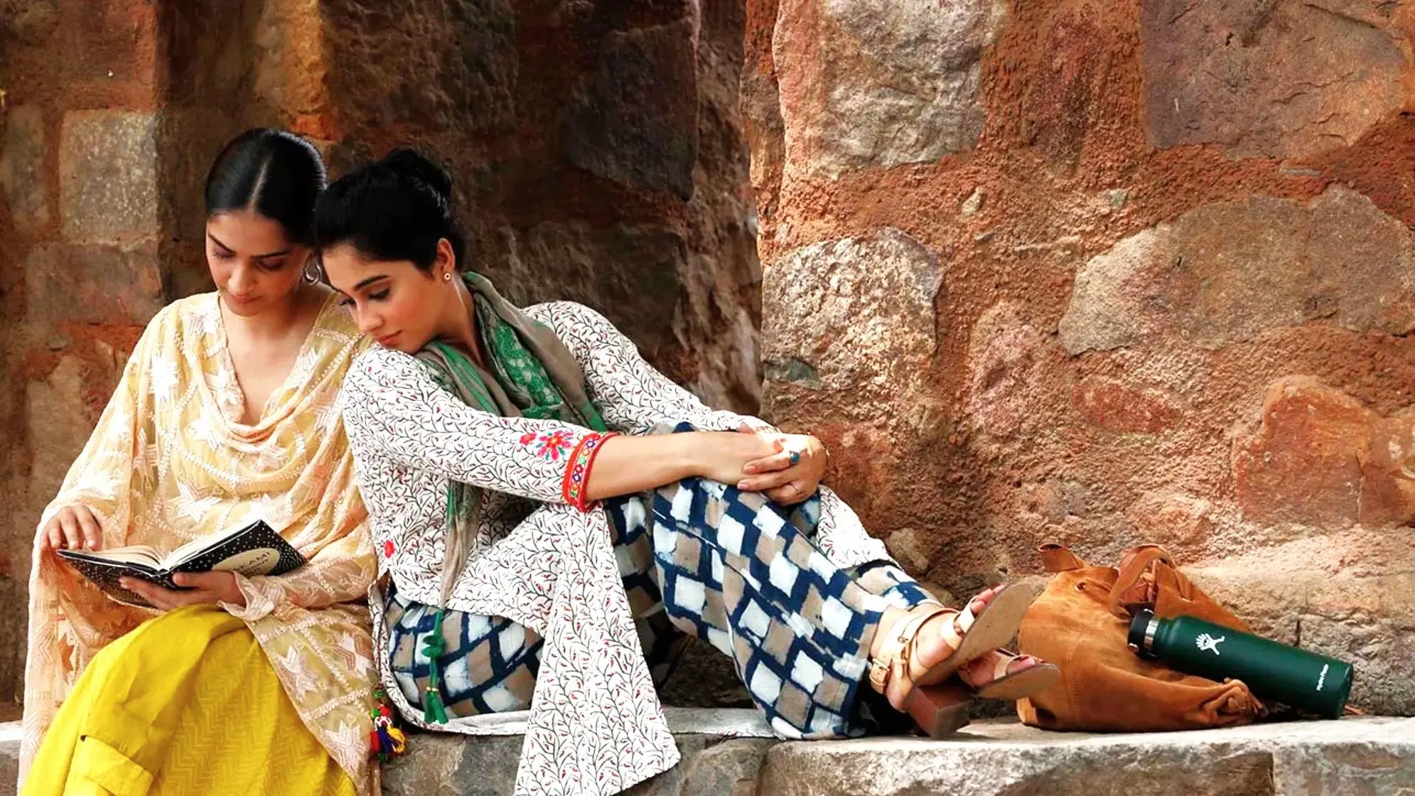 Ek Ladki Ko Dekha Toh Aisa Laga backdrop