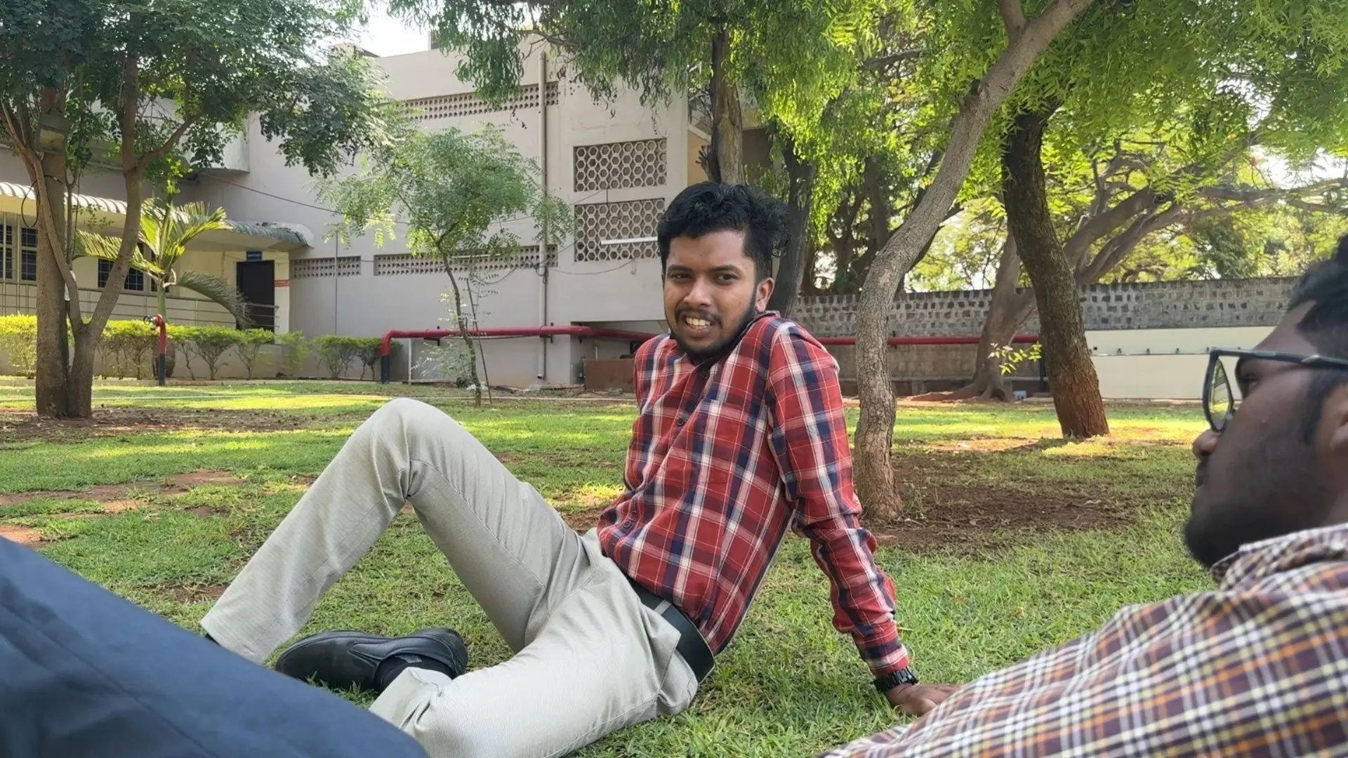 Moondru Kanavugal backdrop