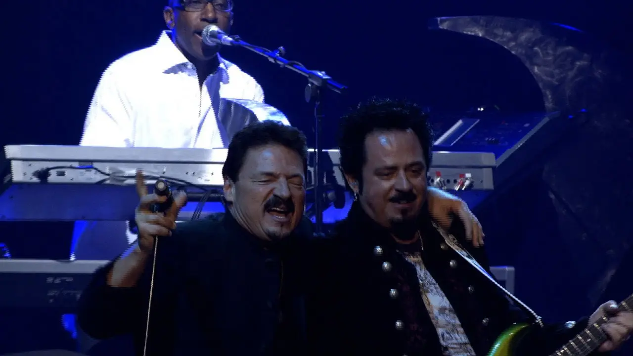 Toto: Falling in Between Live backdrop
