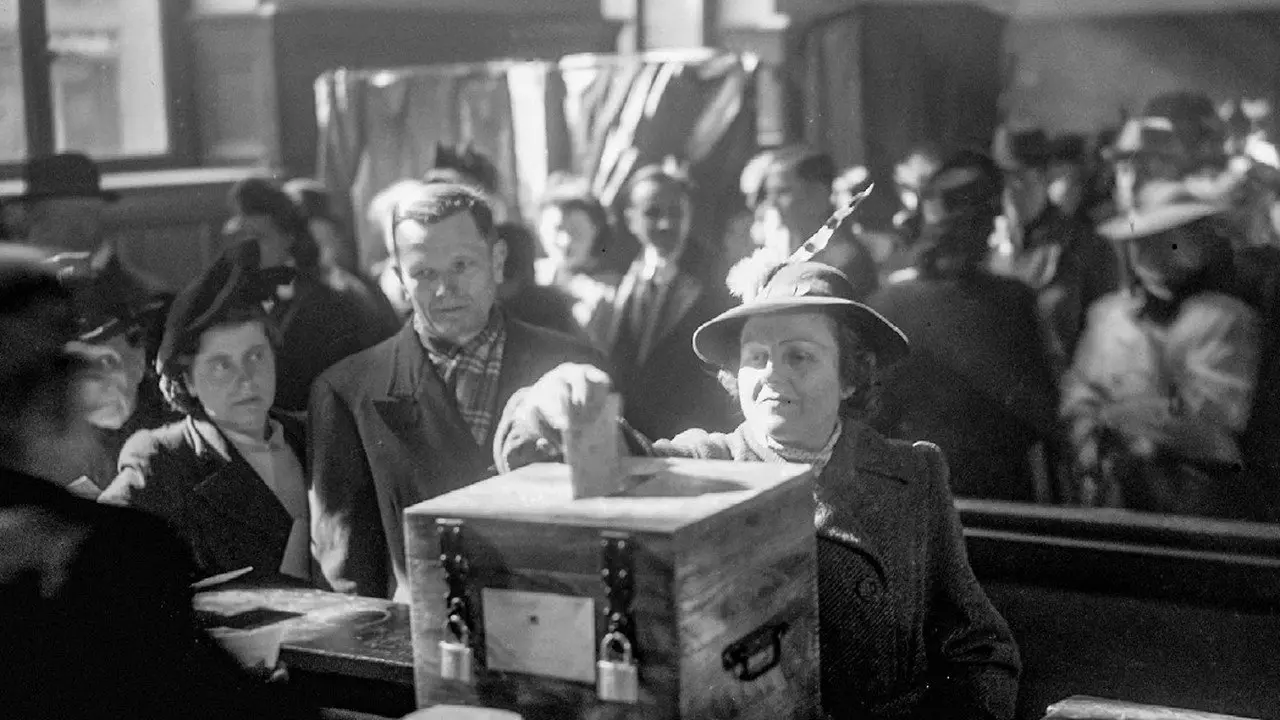 Citoyennes ! backdrop