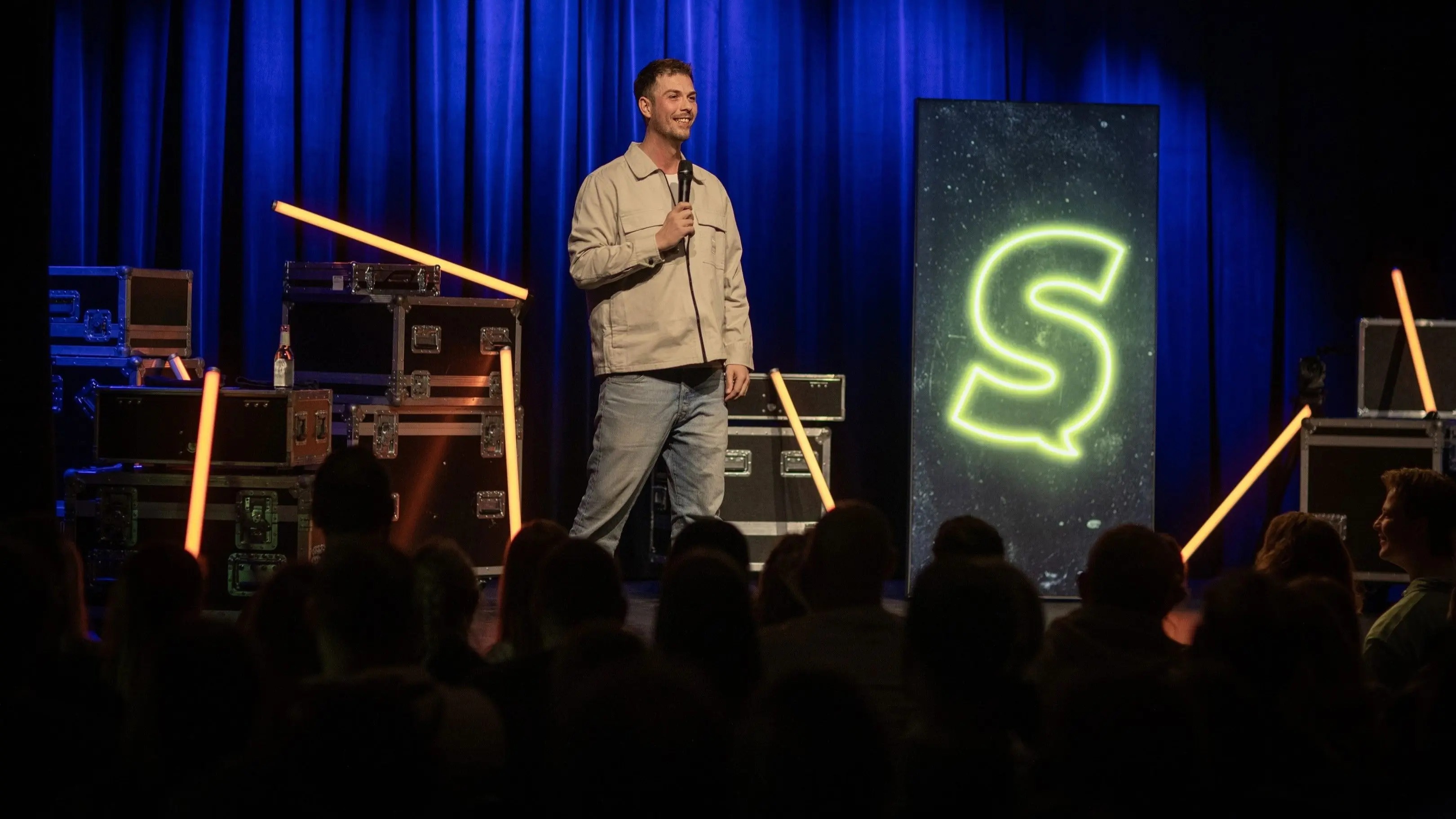 Oliver Stanescu: Mit Show Jo! backdrop