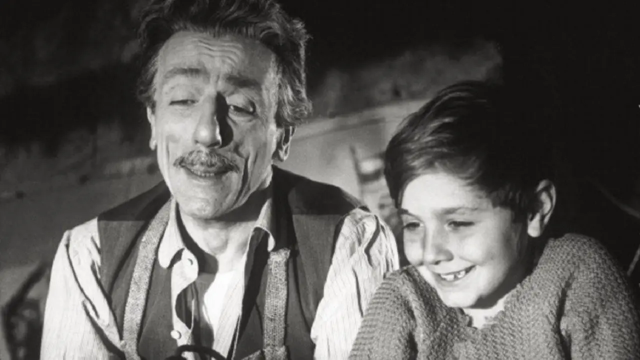 L'uomo dai calzoni corti backdrop