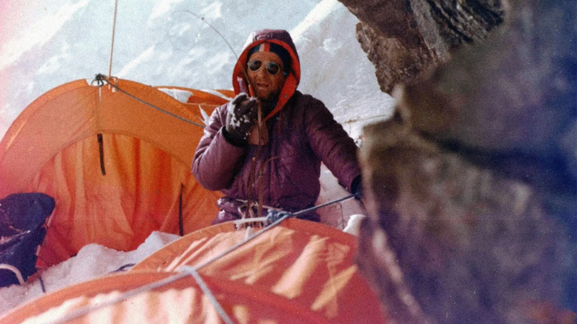 Vynes na horu svoj hrob backdrop