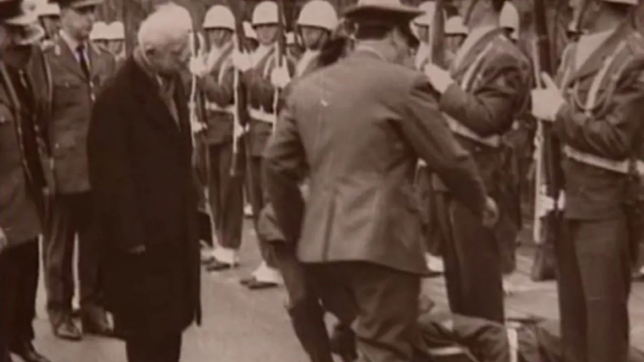 12 Mart: Colonel backdrop